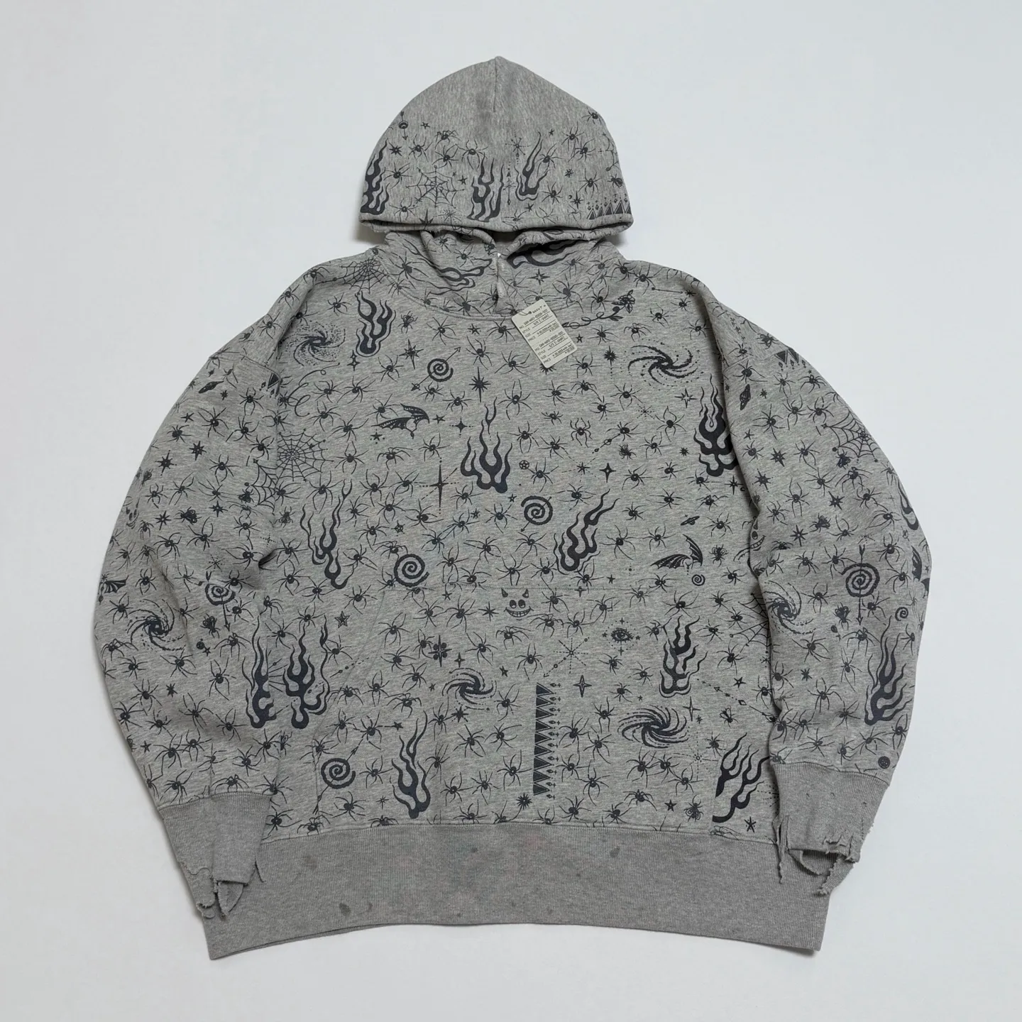 SAINT Mxxxxxx x DR. WOO HOODIE ' Dr.Woo ' /GRY Flame Swirl Spider Web Hoodie Distressed Gray S-XL Custom-woven and dyed nostalgic gray fabric. After printing, the garment is sprayed with potion to cause the fabric to oxidize and fade. A large number of artificial fabric destruction processes are added to make the whole piece of clothing look aged and unique like a work of art. This hoodie is co-branded with a famous tattoo design artist and customized with a full set of Dr.Woo accessories. Bringing you authentic items!